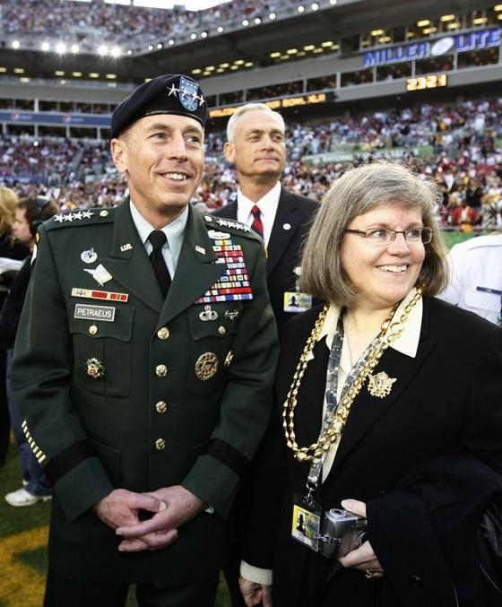 2012-11-09T203035Z_1652328072_WM1E8B916H001_RTRMADP_3_USA-PETRAEUS.jpg