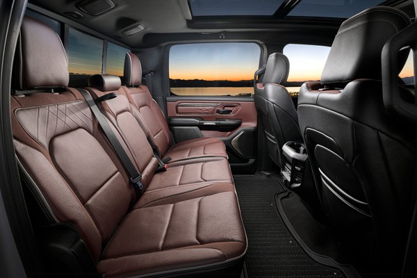 2025-Ramcharger-1500-interior2.jpg