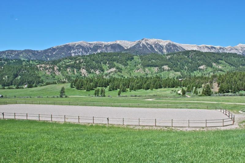 _25 Outdoor Arena and the mountains.jpg