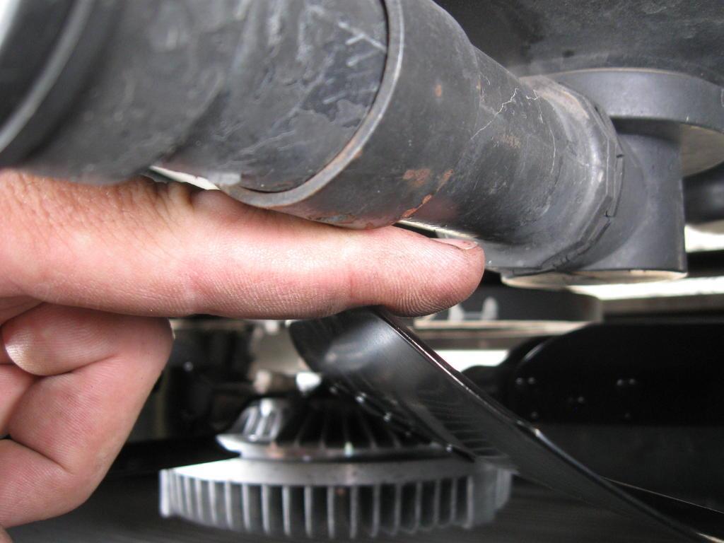 fan clearance to oil fill with finger.jpg