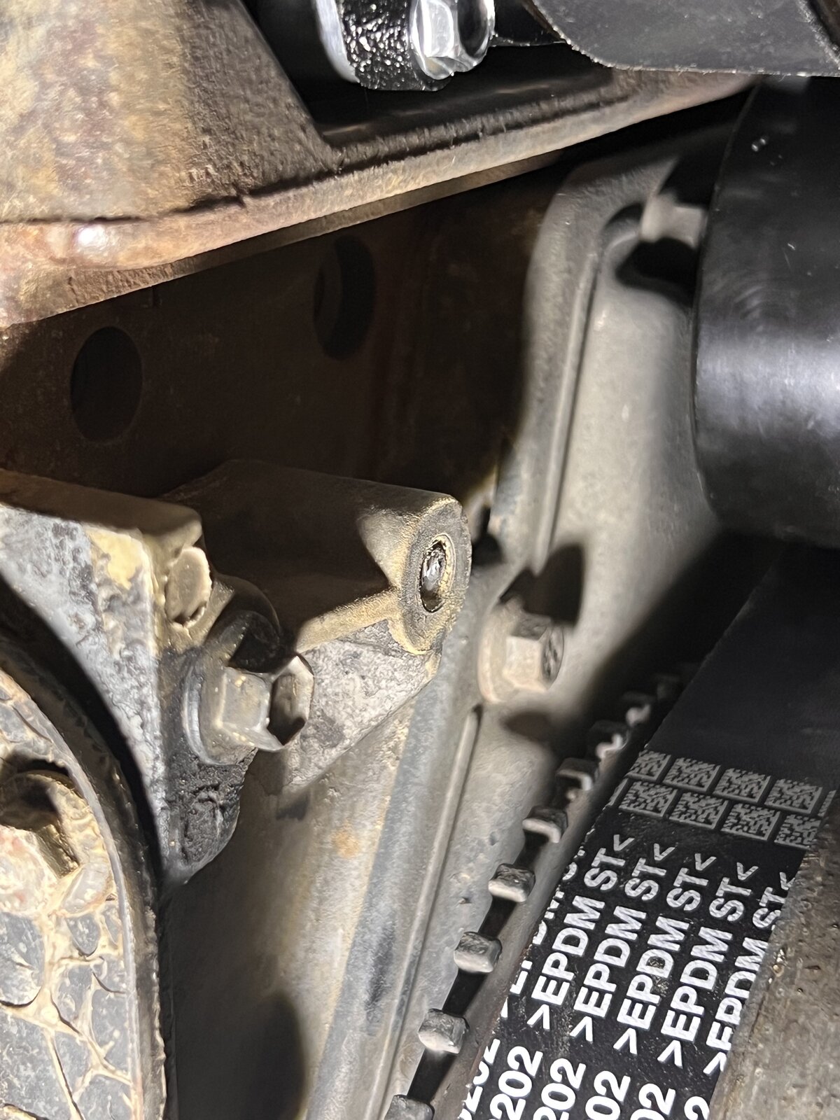 fan_shroud_bolt_hole.jpg