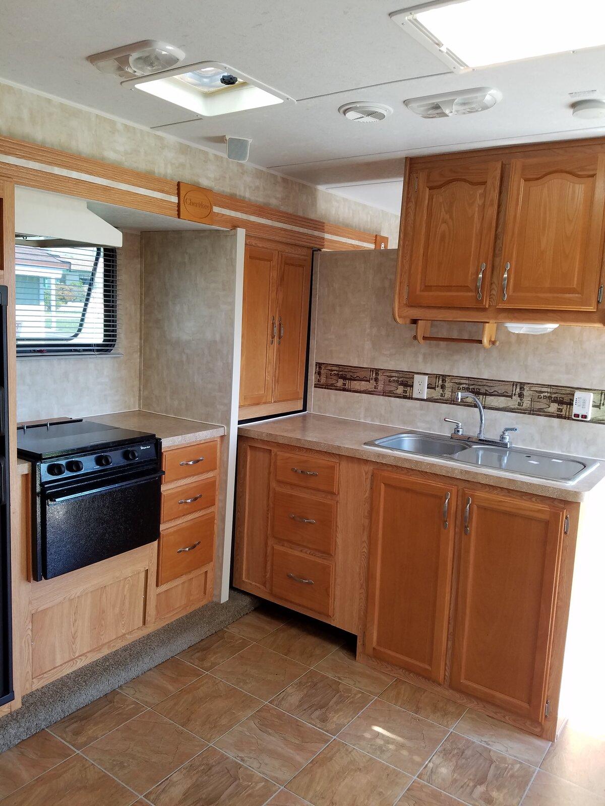 Kitchen 2.jpg