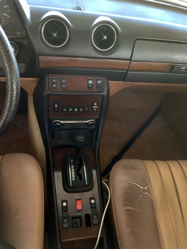 Merc-front-dash-and-center-console.jpg