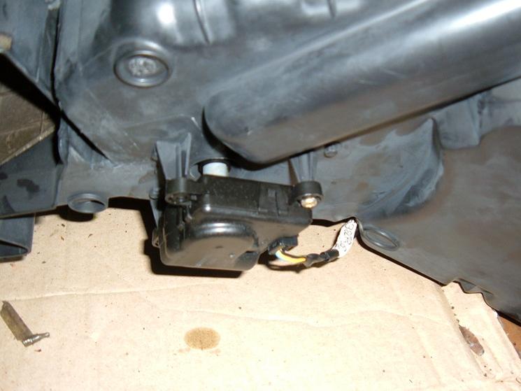Servo motor for blend door 560 x 800.jpg