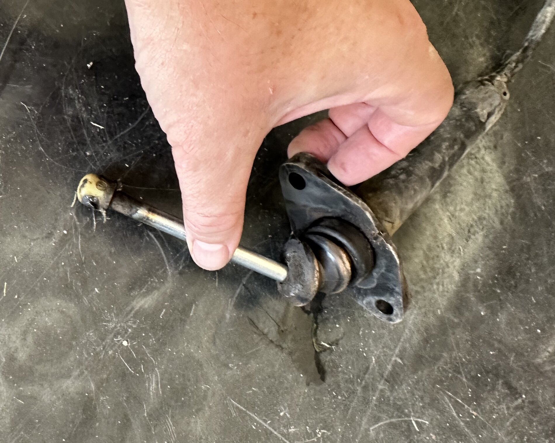 Truck clutch slave cylinder.jpg