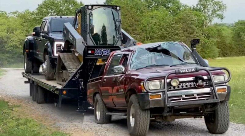Watch-a-Beat-Toyota-Hilux-Pickup-Tow-30000-Pounds-With-a-Gooseneck-Trailer-800x445.jpg