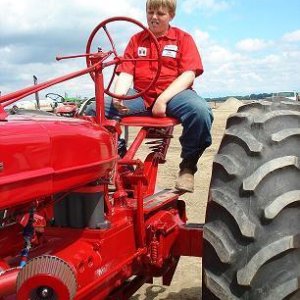 Duncan_and_Farmall_H_puller