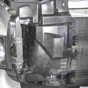 Added RH baffle from '04.5 to keep cooling package air from recircing
